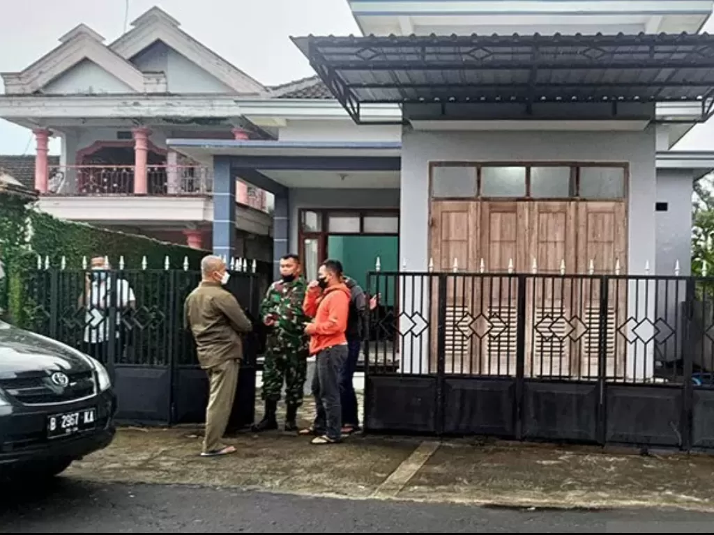 Petugas dari TNI dan petugas berpakaian preman meminta keterangan warga di depan rumah mertua NM di Dusun Ngipik, Desa Tenggur, Tulungagung (Antara)