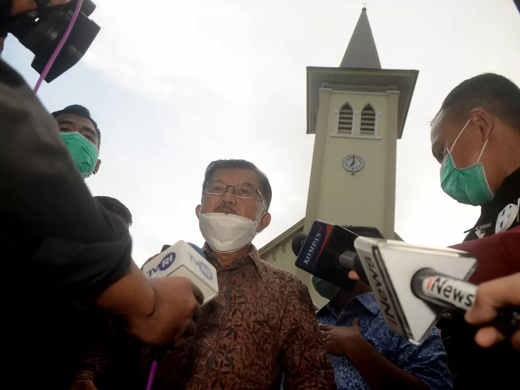 Mantan Wakil Presiden Indonesia, Jusuf Kalla memberikan pernyataan terkait aksi bom bunuh diri di Gereja Katedral di Makassar, Sulawesi Selatan. (photo/ANTARA FOTO/Sahrul Manda Tikupadang)