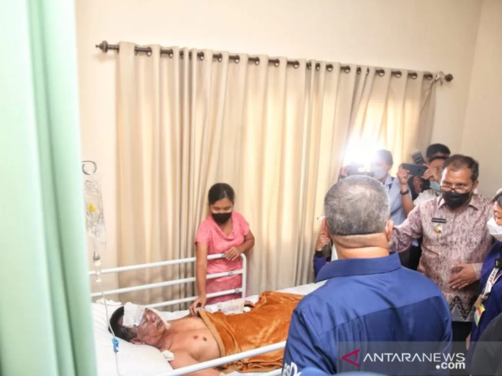 Cosmas Balalembang terbaring di rumah sakit (Dok. Humas Pemkot Makassar)