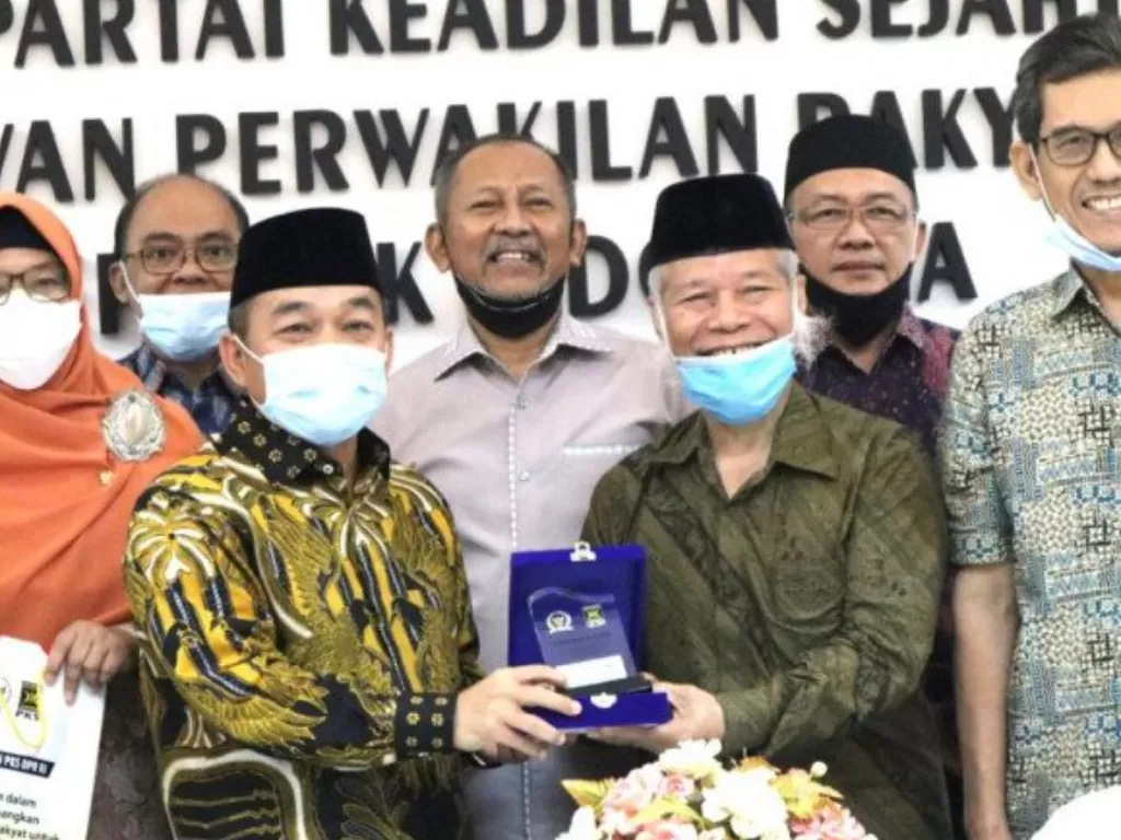 Ketua Fraksi PKS DPR RI Jazuli Juwaini (baju batik kuning) menerima audiensi Tim Pengawal Peristiwa Pembunuhan (TP3) Enam Laskar FPI, di Kompleks Parlemen, Jakarta (Istimewa)