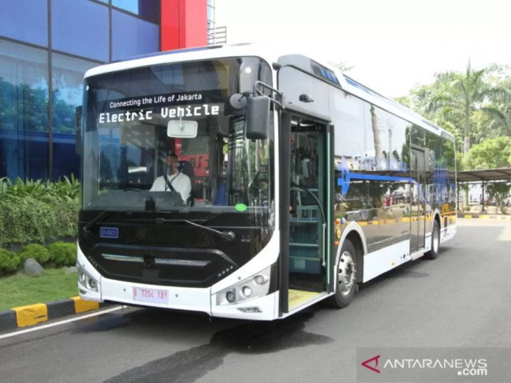 TransJakarta menargetkan sebanyak 100 unit bus listrik sudah beroperasi tahun 2021 guna mendukung transportasi perkotaan yang ramah lingkungan. (photo/HO/TransJakarta)