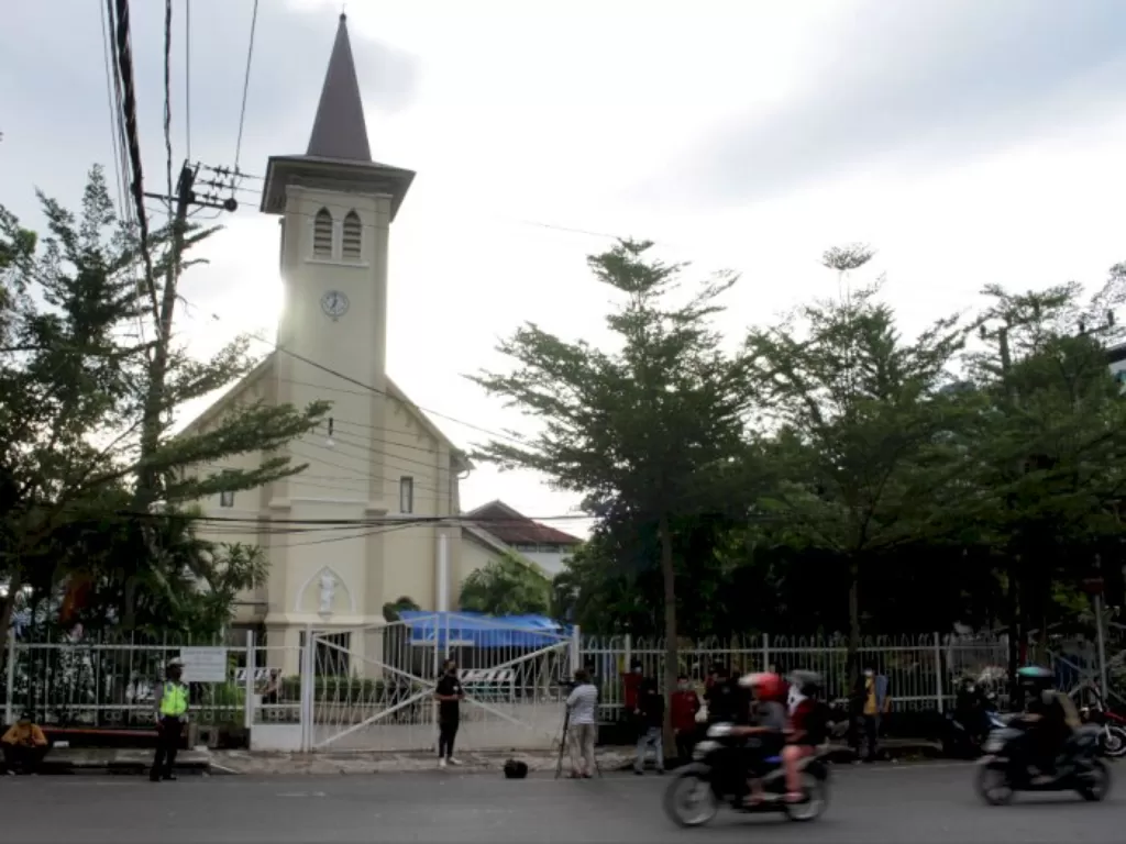 Sejumlah kendaraan melintas di depan Gereja Katedral Makassar, Sulawesi Selatan. (ANTARA/Arnas Padda)