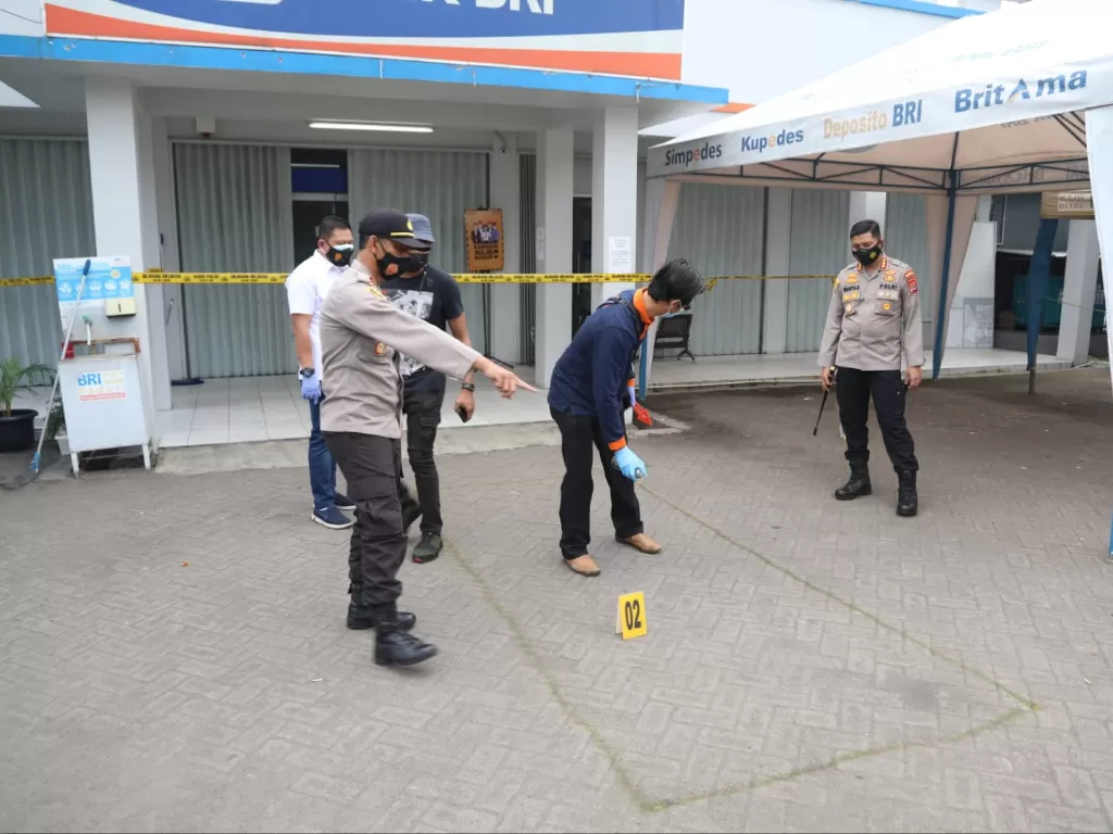 Polisi lakukan olah TKP kasus penembakan pengisi uang mesin ATM di Banten. (Humas Polda Banten)