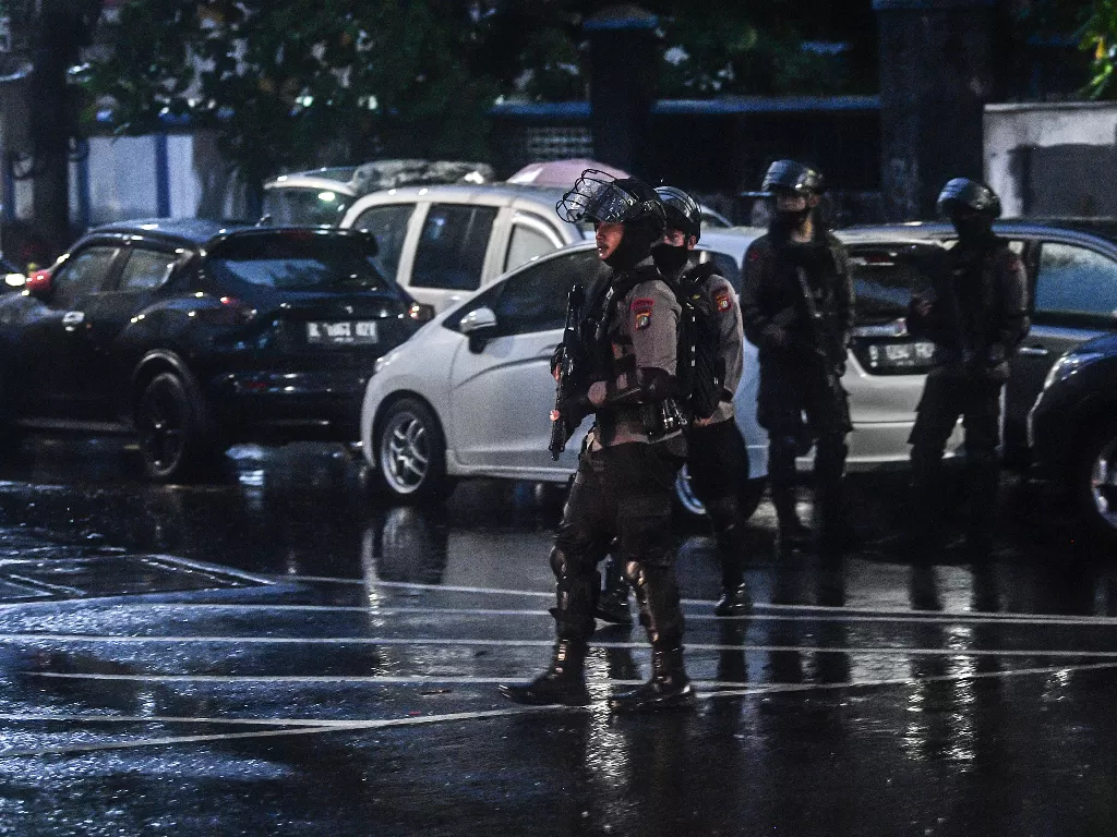 Personel kepolisian dengan rompi anti peluru dan senjata laras panjang berjaga di Mabes Polri, Jakarta, Rabu (31/3/2021). (ANTARA FOTO/Muhammad Adimaja)