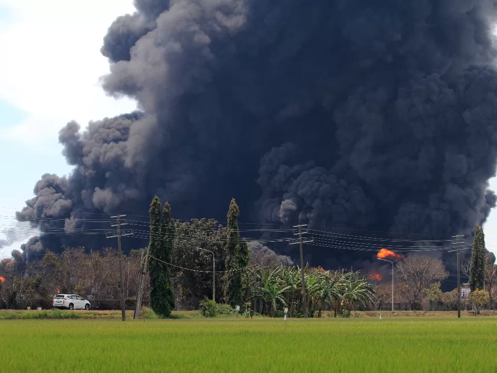 Kepulan asap hitam akibat kebakaran tangki minyak milik Pertamina RU VI Balongan, Indramayu, Jawa Barat. (Foto: ANTARA/Dedhez Anggara)