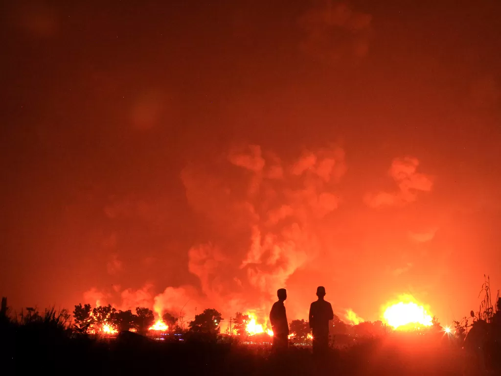 Ilustrasi: Warga melihat kobaran api kebakaran tangki minyak milik Pertamina RU VI Balongan di desa Sukaurip, Balongan, Indramayu, Jawa Barat, Selasa (30/3/2021) malam. (ANTARA FOTO/Dedhez Anggara)