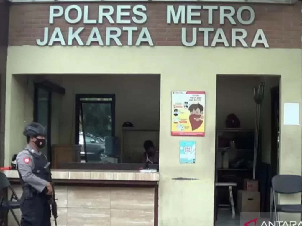Personel siaga bersenjata laras panjang di depan pintu masuk untuk pengamanan Markas Polres Metro Jakarta Utara (Antara)