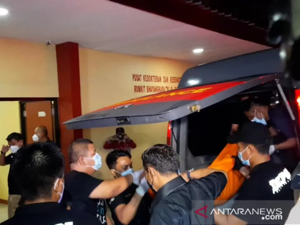 Jenazah terduga teroris penyerang Mabes Polri tiba di RS Polri Kramat Jati, Jakarta Timur, Rabu (31/3/2021