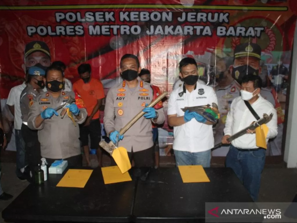  Petugas gabungan dari Polsek Kebon Jeruk dan Polres Metro Jakarta Barat berhasil meringkus dua pelaku pencurian furnitur rumah mewah di Kedoya, Kebon Jeruk, Jakarta Barat. (photo/Humas Polres Metro Jakarta Barat)