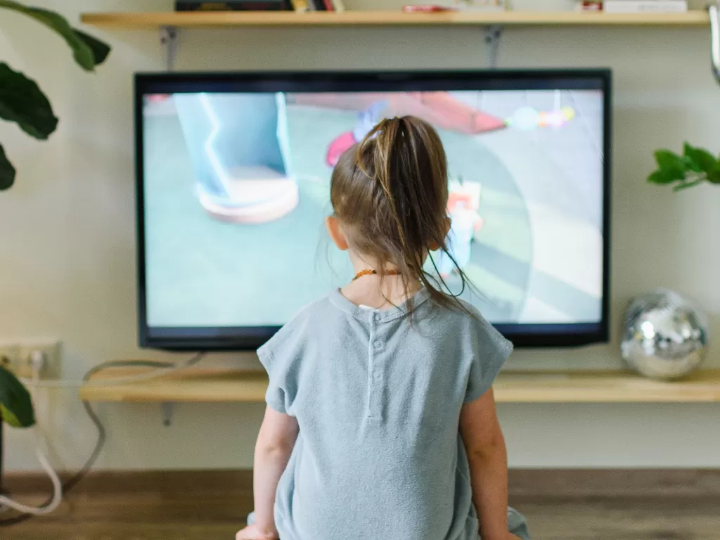 Ilustrasi anak yang menonton TV. (photo/Pexels/Ksenia Chernaya/ilustrasi)