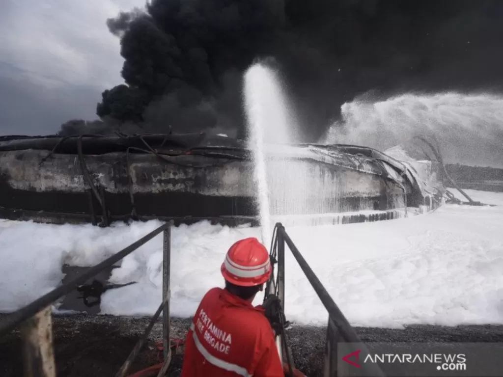 Petugas PT Pertamina (Persero) memadamkan api yang membakar tangki minyak di Kilang Balongan, Indramayu, Jawa Barat, Rabu (31/3/2021). (photo/ANTARA/HO-Pertamina)