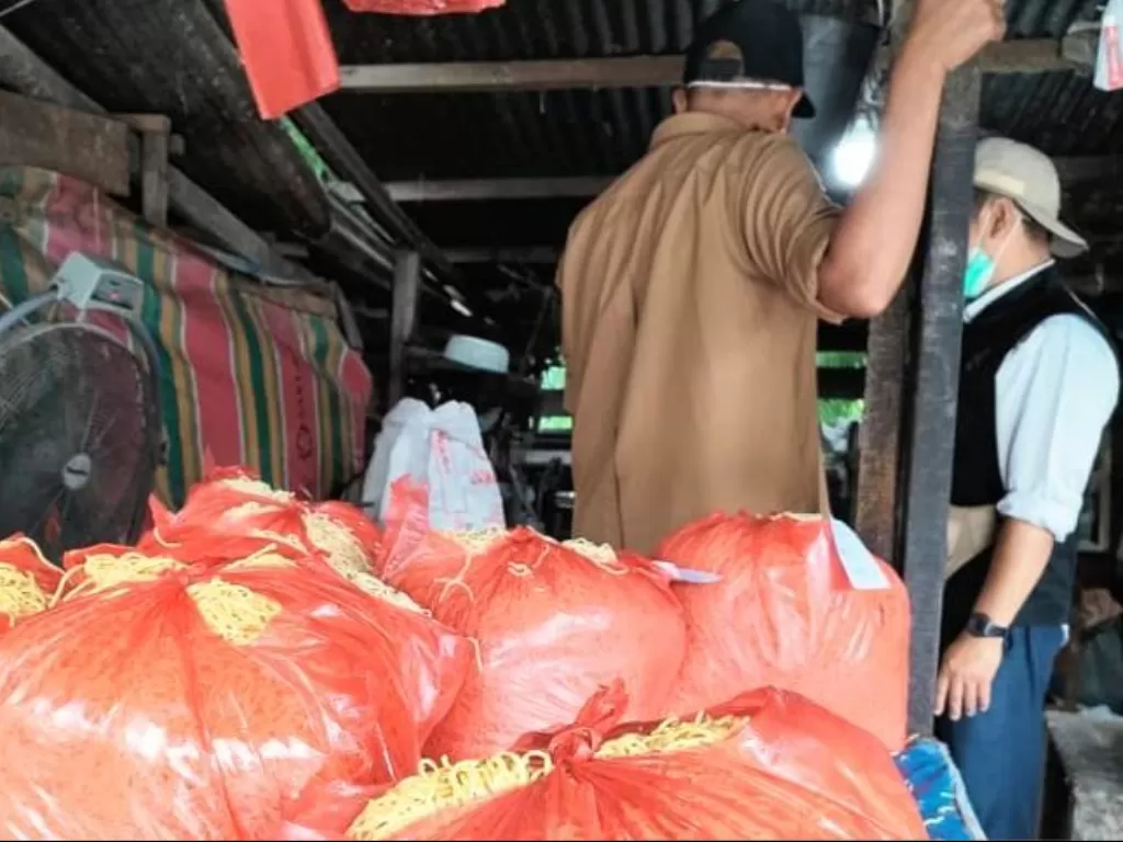  Barang bukti mie basah yang diamankan tim gabungan diduga mengandung formalin dan boraks di sebuah tempat usaha pembuatan mie basah, berlokasi di Pasar Matang Geulumpang Dua, Kecamatan Peusangan, Kabupaten Bireuen, Provinsi Aceh, Selasa (30/3/2021). (ANT