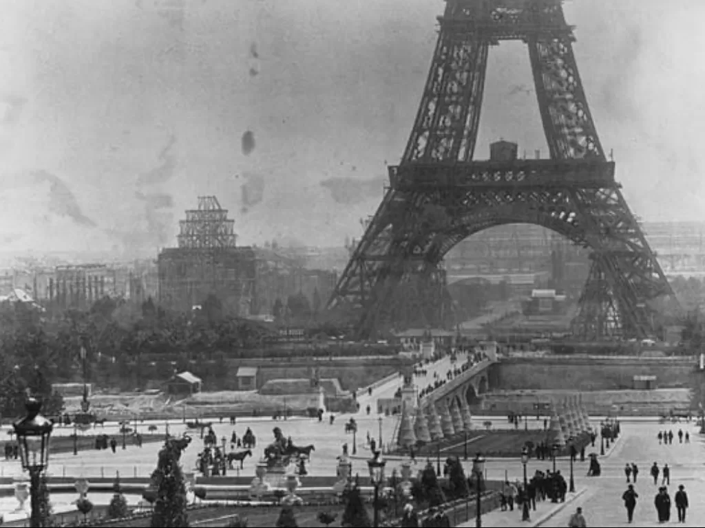 Menara Eiffel sebelum diresmikan. (Wikipedia).