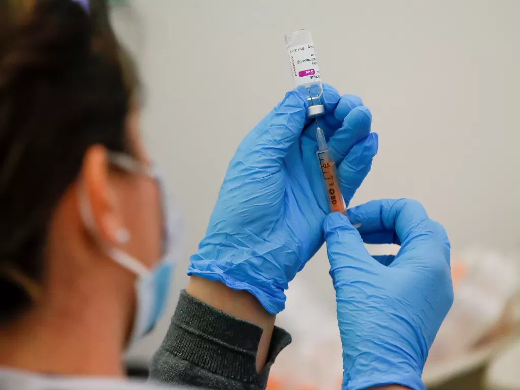 Ilustrasi suntikan vaksin covid-19 (REUTERS/Andrew Couldridge)