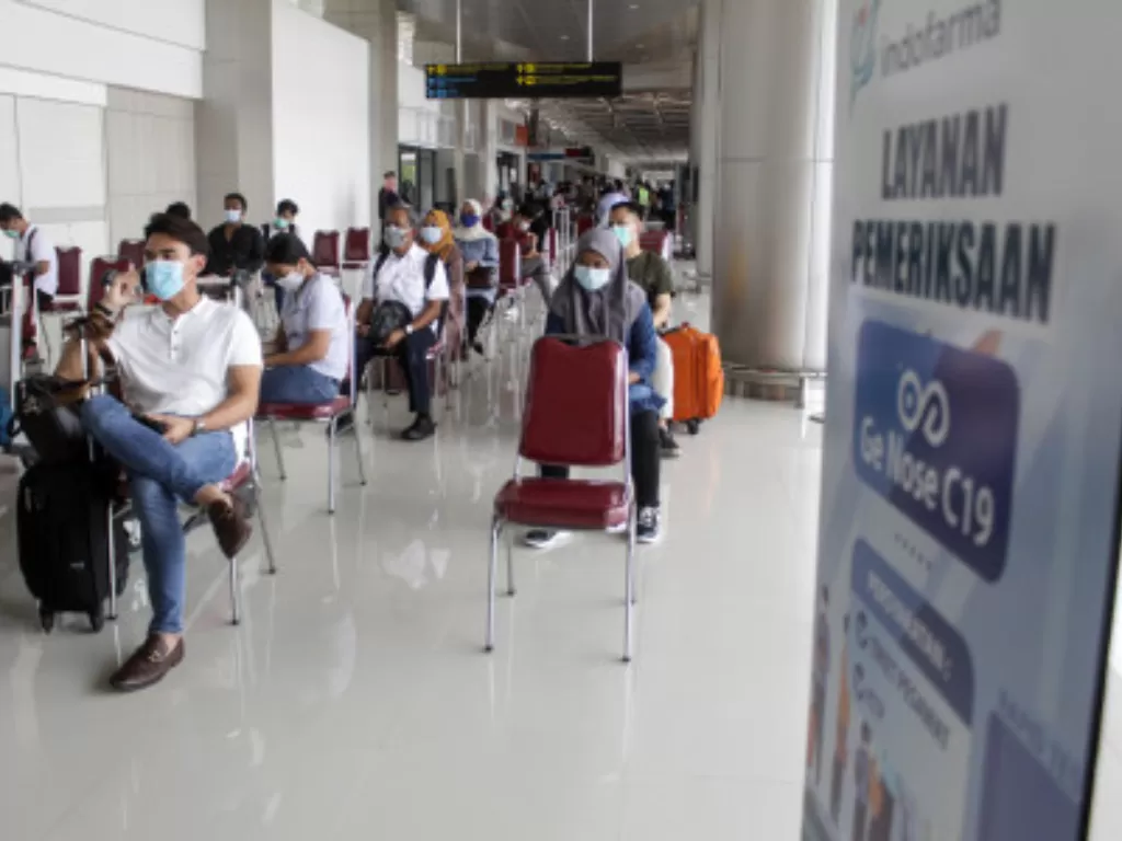 Calon penumpang antri untuk tes GeNose C-19 di Lobby Baru Terminal 1 Bandara Internasional Juanda di Sidoarjo, Jawa Timur, Kamis (1/4/2021). (ANTARA FOTO/Umarul Faruq)