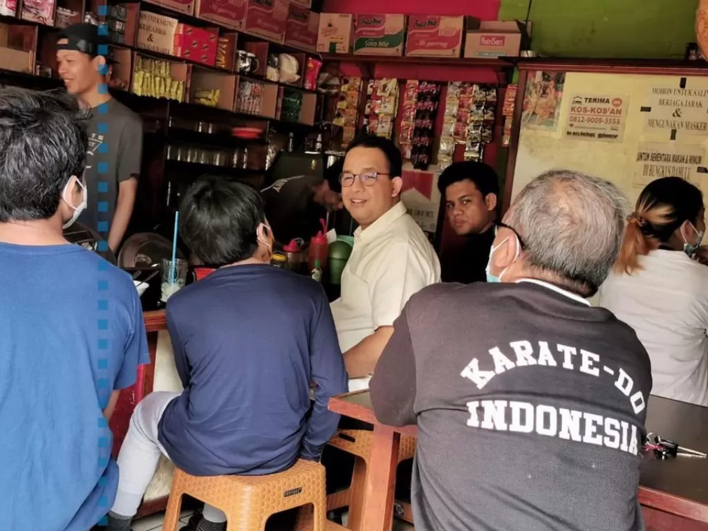 Gubernur DKI Jakarta Anies Baswedan saat ngopi di warung kopi pinggir jalan. (Instagram/aniesbaswedan)