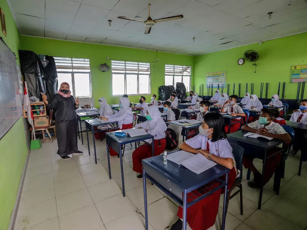 Pemerintah Kota Batam mengeluarkan izin belajar tatap muka di 122 Sekolah Dasar (SD) dengan menerapkan protokol kesehatan yang ketat seperti kapasitas ruangan hanya diisi 50 persen dan jam belajar yang dibatasi selama dua jam. (ANTARA FOTO/Teguh Prihatna)
