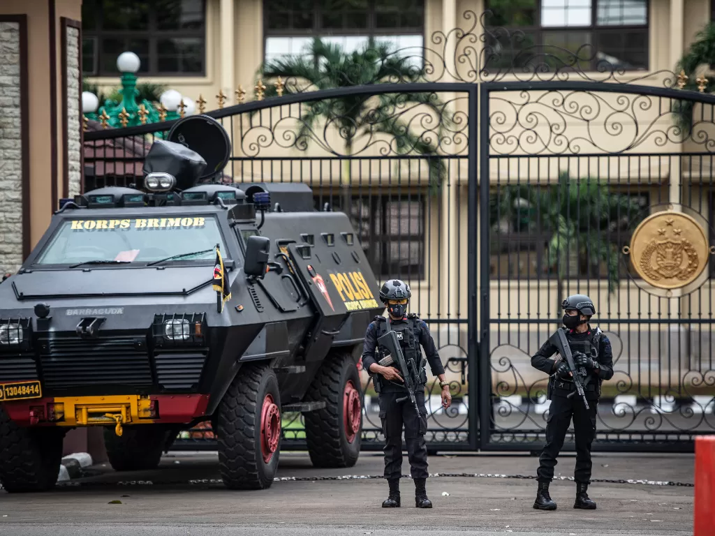 Personel kepolisian bersenjata berjaga di depan Gedung Mabes Polri, Jakarta, Kamis (1/4/2021). (photo/ANTARA FOTO/Aprillio Akbar)