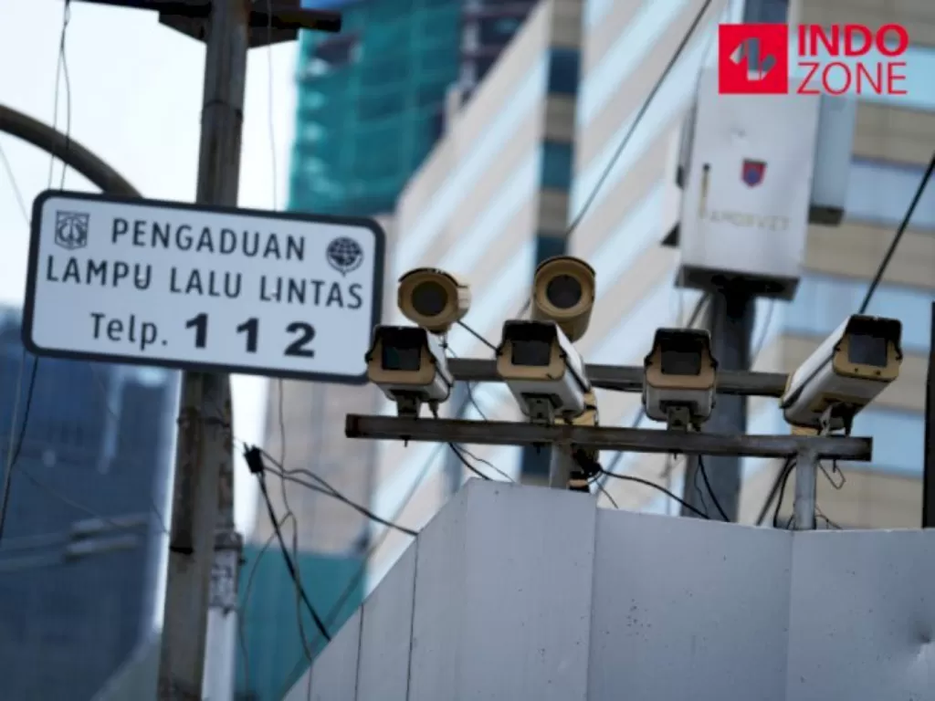 Kamera pengawas atau 'closed circuit television' (CCTV) terpasang di Jalan MH Thamrin, Jakarta, untuk mendukung tilang elektronik. (INDOZONE)