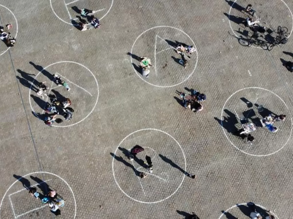 Tampilan lingkaran yang dibuat mahasiswa untuk jaga jarak. (photo/Dok. Asia One via REUTERS)