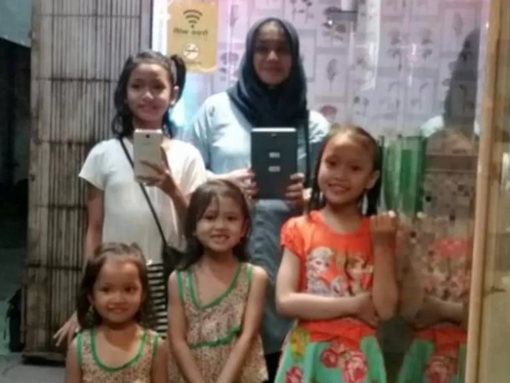 Erlita Dewi dengan empat anaknya (Facebook/Erlita Dewi)