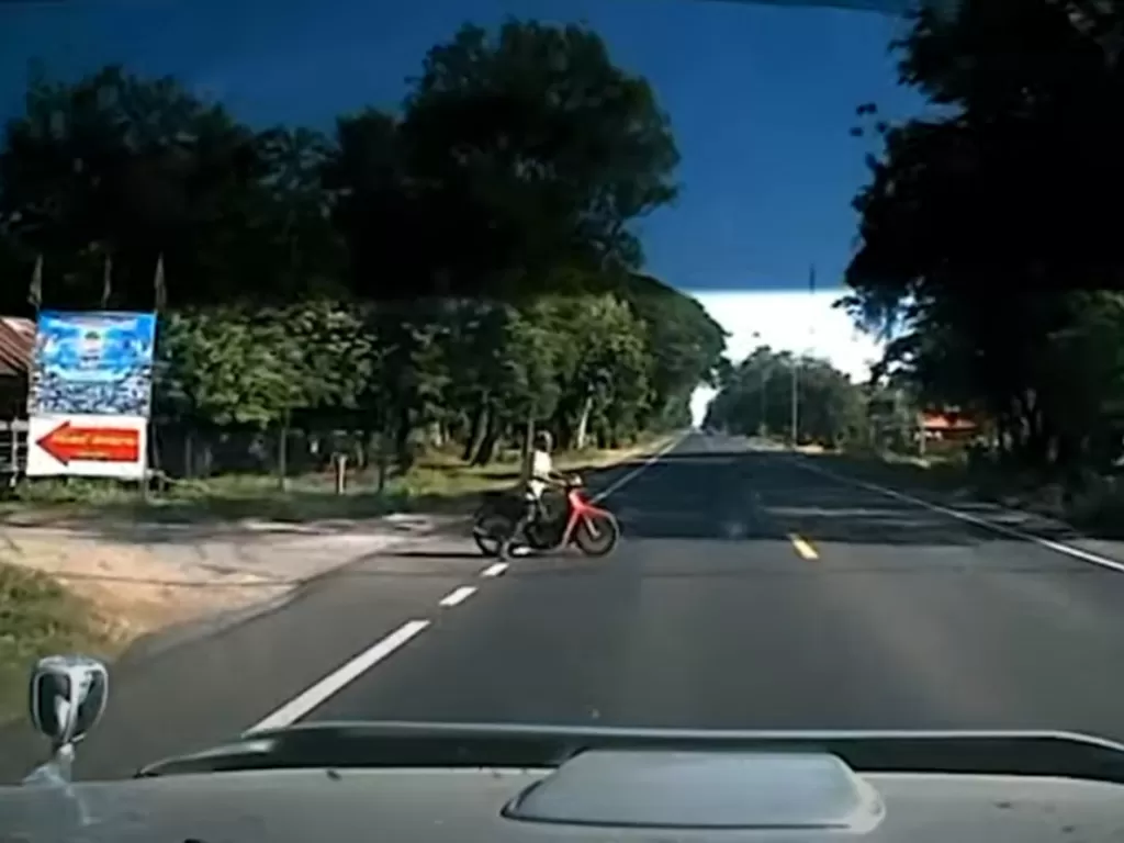 Pengendara sepeda motor nyeberang tanpa lihat kanan kiri (YouTube/Viral Press)