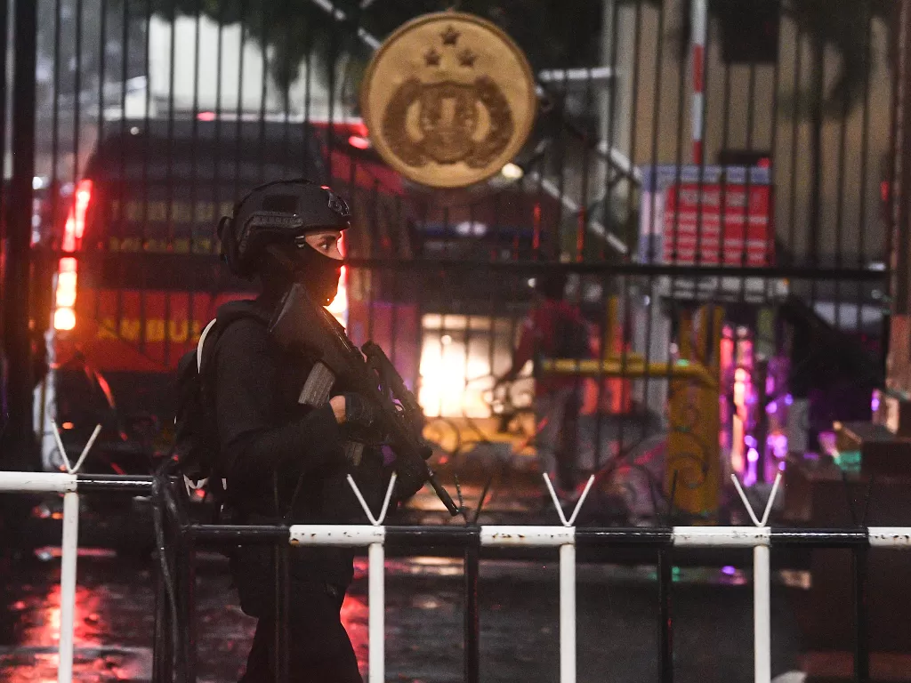 Personel kepolisian dengan rompi anti peluru dan senjata laras panjang berjaga di Mabes Polri, Jakarta. (Foto: ANTARA/Muhammad Adimaja)