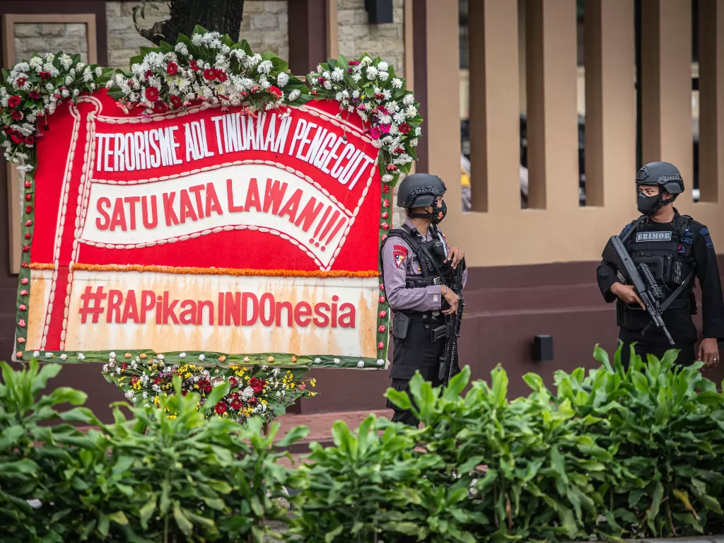 Personel kepolisian bersenjata berjaga di depan Gedung Mabes Polri, Jakarta, Kamis (1/4/2021). (ANTARA/Aprilio Akbar)