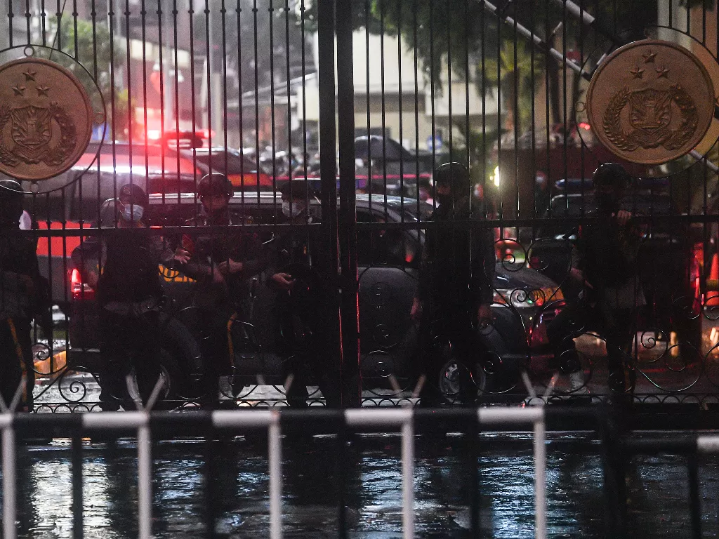 Personel kepolisian dengan rompi anti peluru dan senjata laras panjang berjaga di Mabes Polri, Jakarta, Rabu (31/3/2021) (photo/ANTARA FOTO/Muhammad Adimaja)