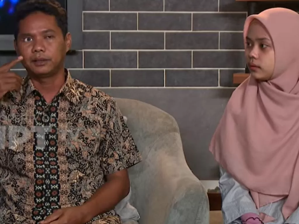 Korban terorisme Iwan Setiawan bersama putrinya. (YouTube/BNPT)