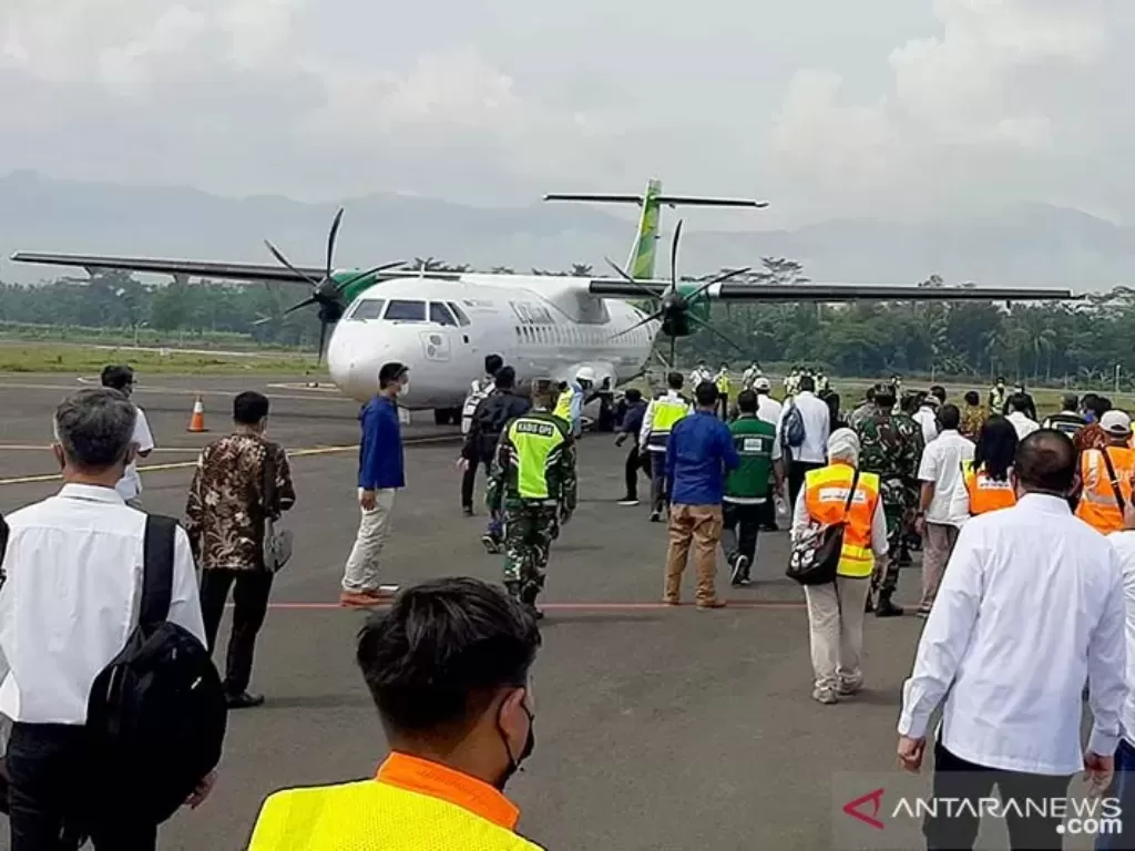 Pesawat jenis ATR 72-600 milik Citilink saat mendarat di Bandara Jenderal Besar Soedirman, Purbalingga, Jateng, Kamis (1/4/2021). (photo/ANTARA/Sumarwoto)