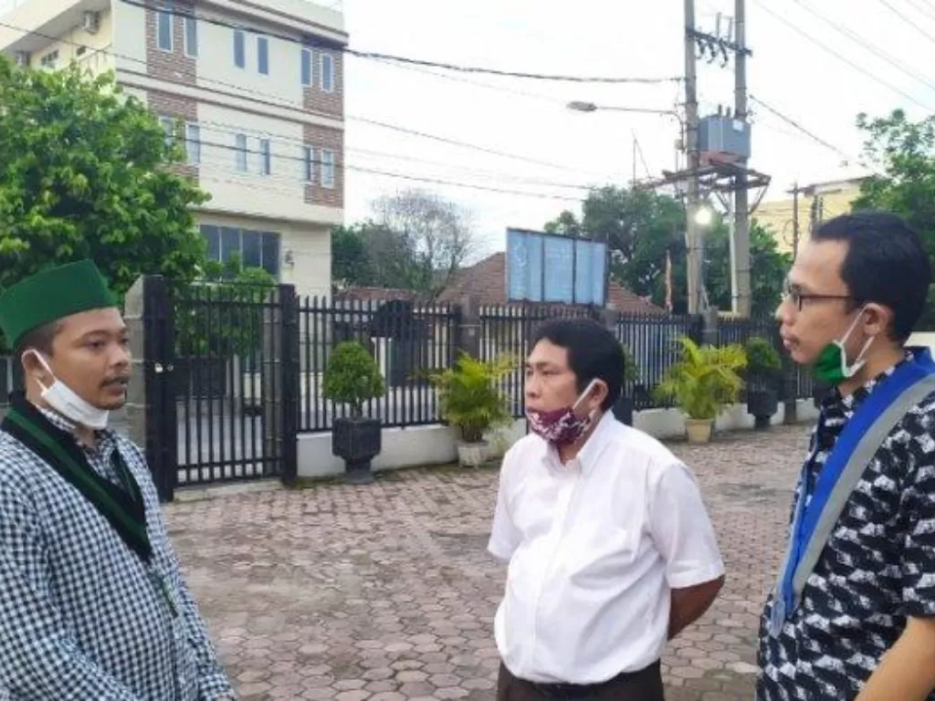 Ketua Umum Badan Koordinasi (Badko) Himpunan Mahasiswa Islam (HMI) Sumatera Utara (Sumut), M Alwi Hasbi Silalahi bersam pendeta Suwandi HKBP Sei Agul Medan (Istimewa)