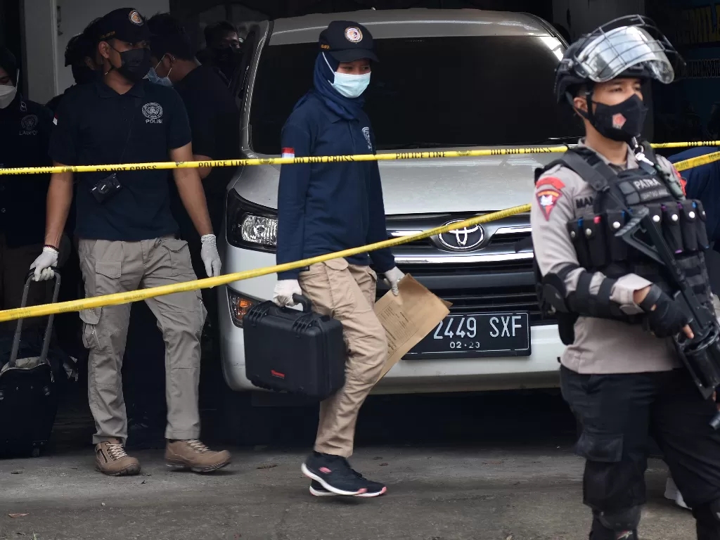 Tim Labfor Mabes Polri mencari temuan barang bukti saat melakukan penggerebekan di rumah terduga teroris di Condet, Jakarta Timur, Senin (29/3/2021). (Antara Foto)