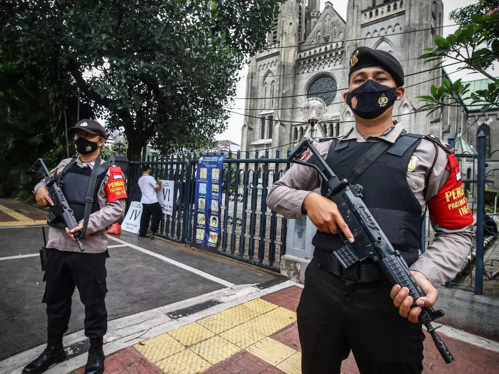 Anggota kepolisian berjaga di depan Gereja Katedral menjelang Paskah, Jakarta, Kamis (1/4/2021). (ANTARA/Rivan Awal Lingga)