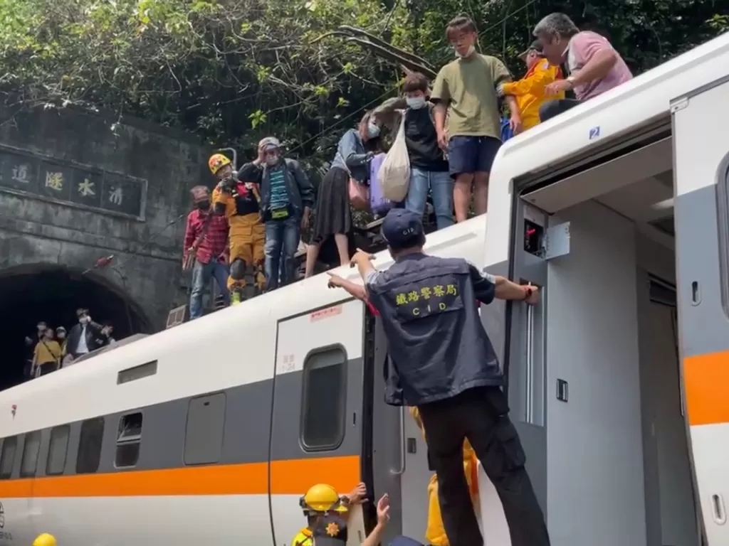  KA Taroko Express mengalami kecelakaan yang menewaskan 48 penumpangnya di dalam terowongan Qingshui, Kabupaten Hualien, Taiwan, Jumat (2/4/2021).  (photo/Taiwan's National Fire Agency/Handout via REUTERS)