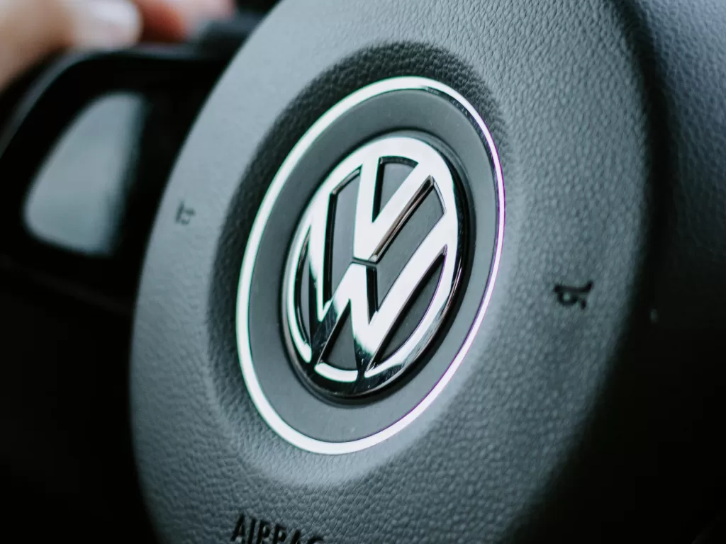 Tampilan logo Volkswagen di mobil buatannya (photo/Unsplash/Julian Hochgesang)