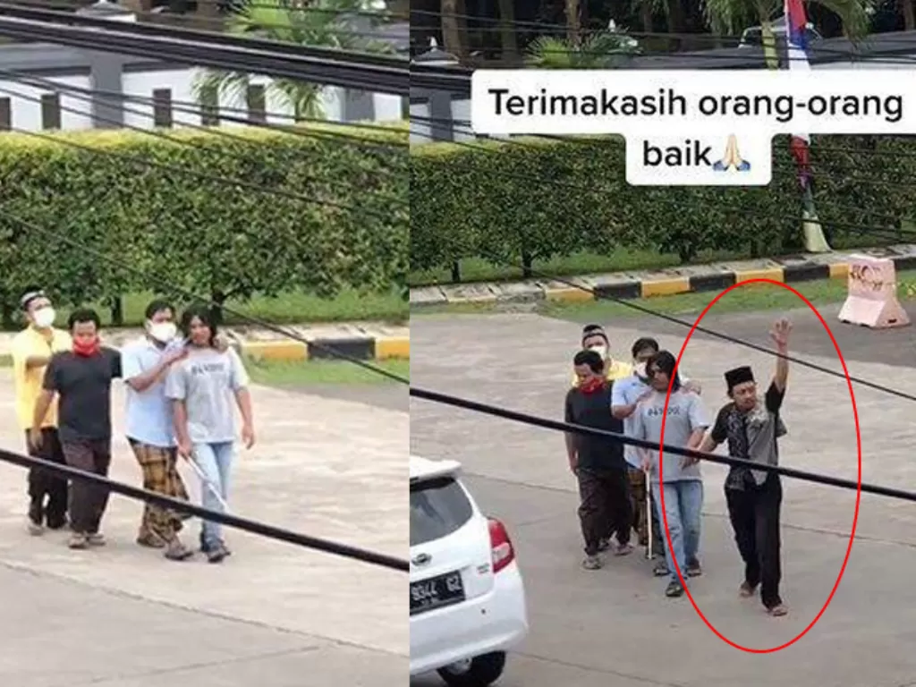 Pria berpeci tolong empat orang tunanetra menyebrang jalan. (Facebook/Yanu Handi Safitra) 