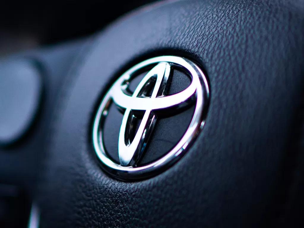 Tampilan logo perusahaan Toyota di mobil buatannya (photo/Unsplash/Christina Telep)