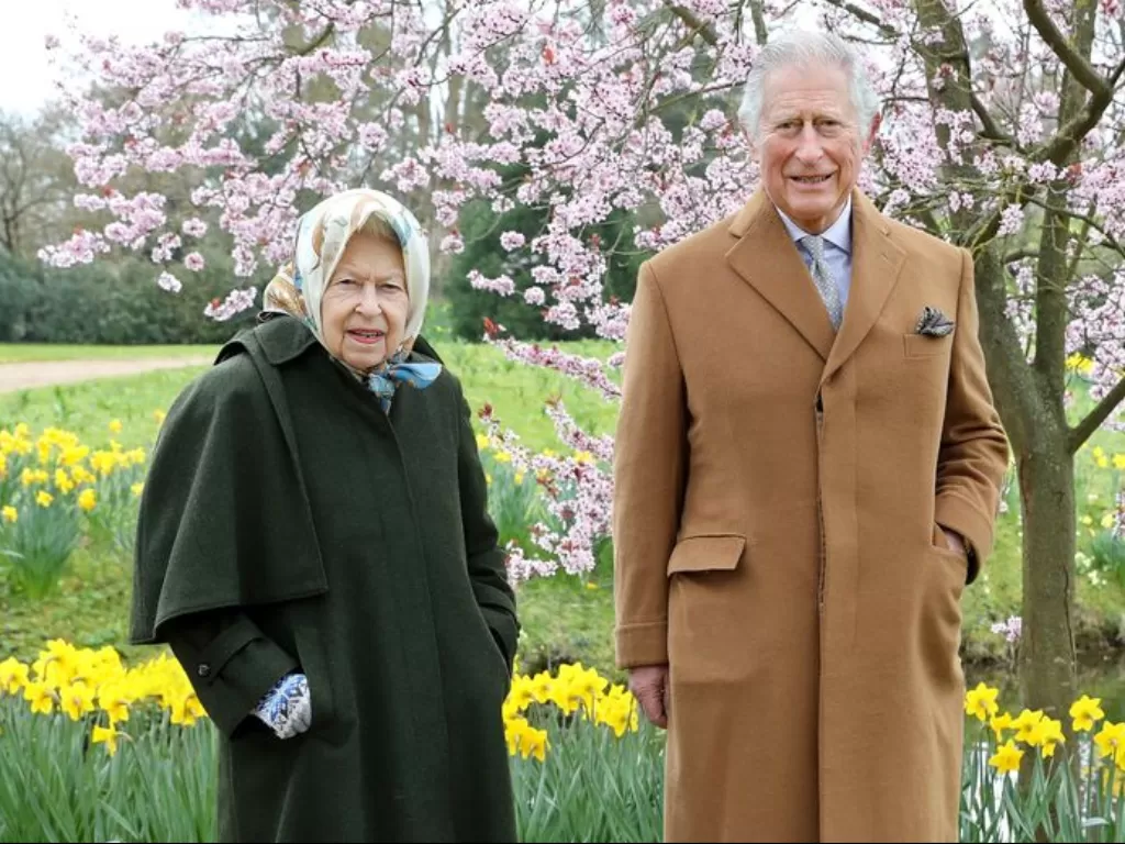 Ratu Elizabeth dan Pangeran Charles. (Photo/Mirror)