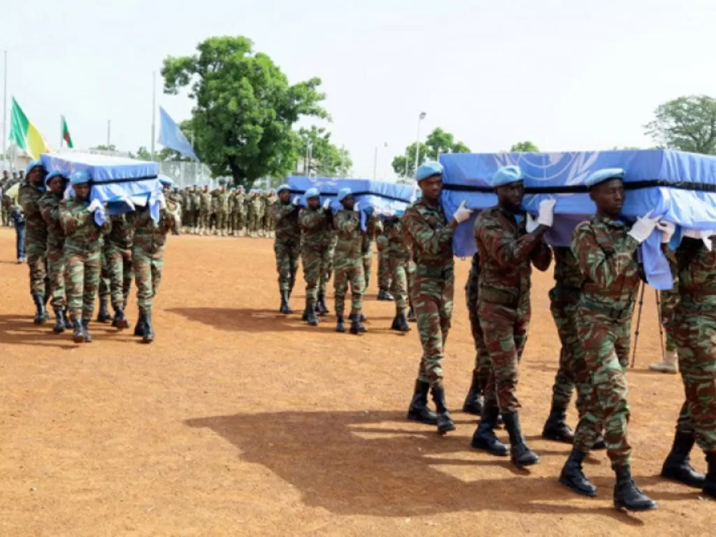 File/Pasukan PBB membawa peti jenazan tiga prajurit PBB asal Bangladesh-- yang tewas akibat ledakan di bagian utara Mali pada Minggu-- dalam satu upacara di markas Minusma, Bamako Mali (27/07/17). (photo/REUTERS/Moustapha Diallo)