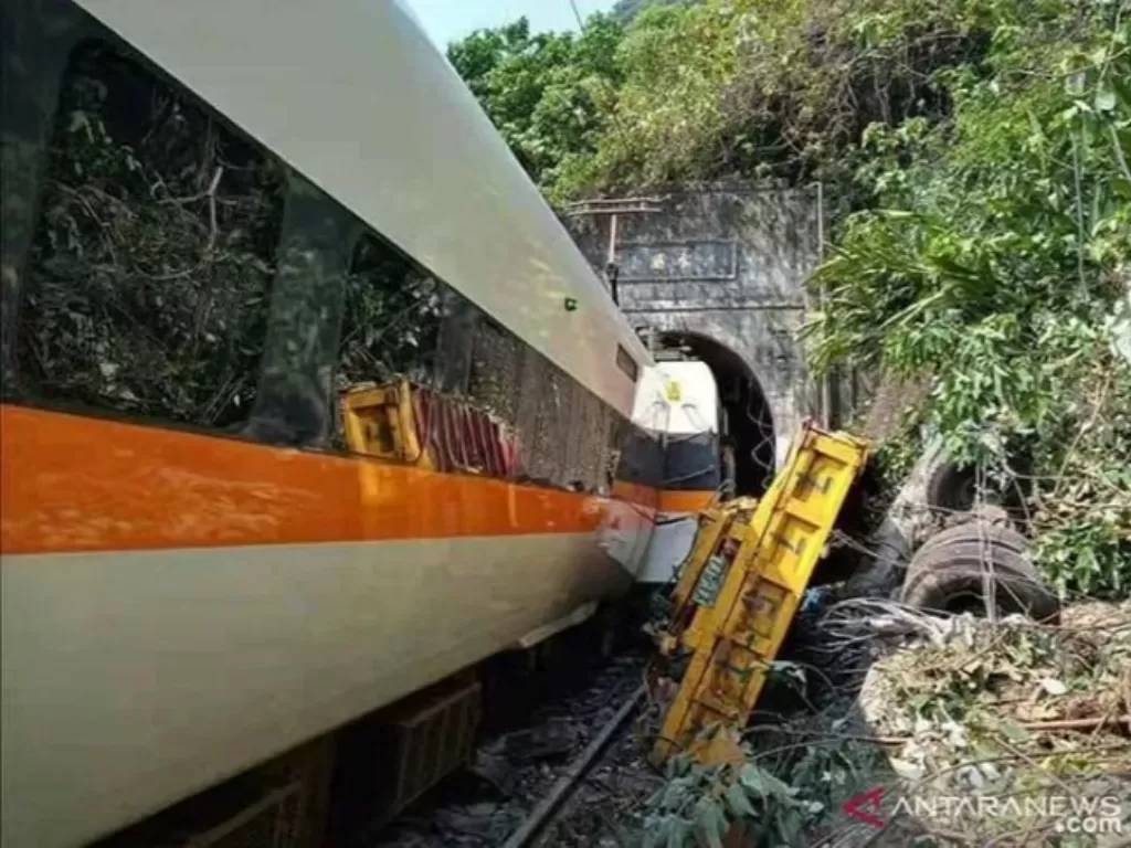 KA Taroko Express mengalami kecelakaan yang menewaskan 48 penumpangnya di dalam terowongan Qingshui, Kabupaten Hualien, Taiwan, Jumat (2/4/2021). ANTARA/HO-Xinhua/aa.