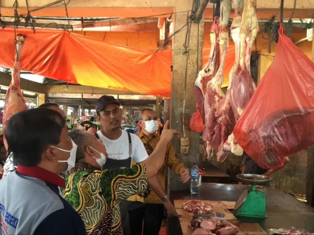  Kepala Disperindag Aceh sedang meninjau ketersediaan san harga daging di pasar Induk Lambaro Aceh Besar. (Antaranews)