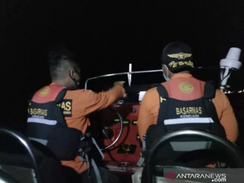   Tim pencarian dan pertolongan Basarnas Kendari Pos SAR Kolaka saat mengevakuasi seorang nelayan bernama Anca (30). (2/4/2021). (ANTARA/HO-Humas Basarnas Kendari)
