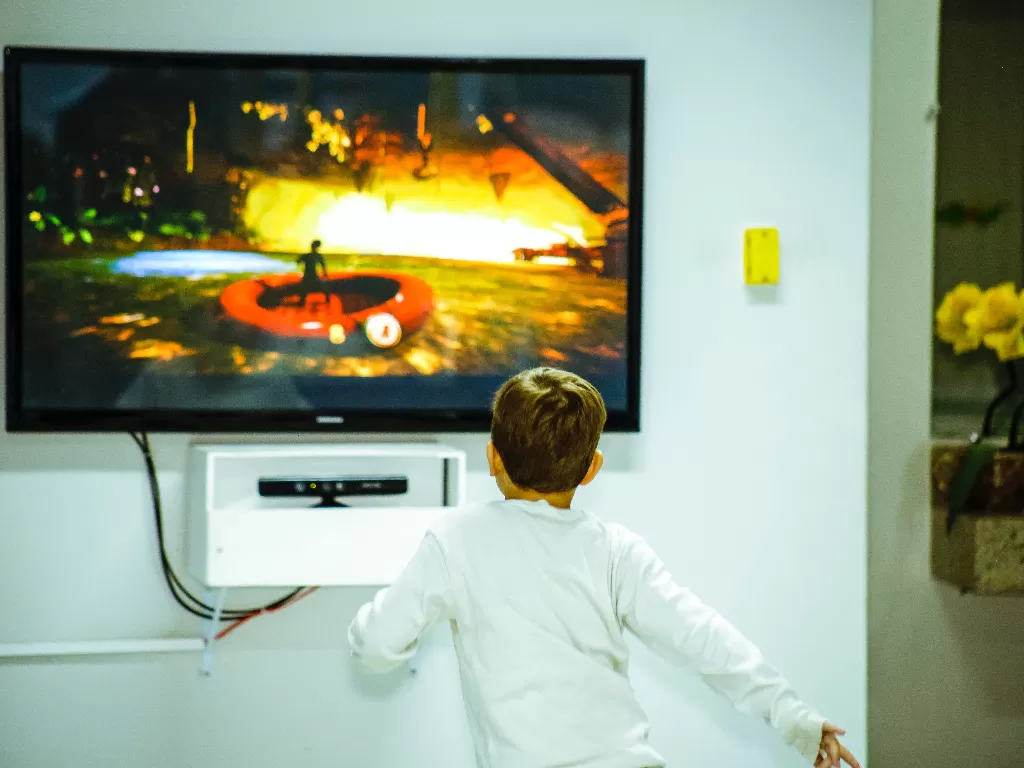 Ilustrasi anak-anak menonton tv. (photo/Ilustrasi/Pexels/Vidal Balielo Jr.)