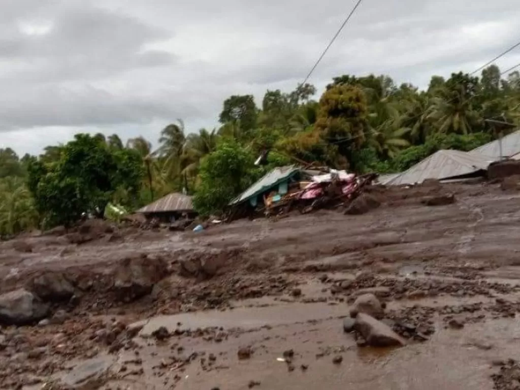 Kondisi banjir dan tanah longsor di Desa Nele Lamadike, Kecamatan Ile Boleng, Kabupaten Flores Timur, Nusa Tenggara Timur (NTT), Minggu (4/4/2021). (FOTO ANTARA/HO-FB Kuma Nuba Tukan)