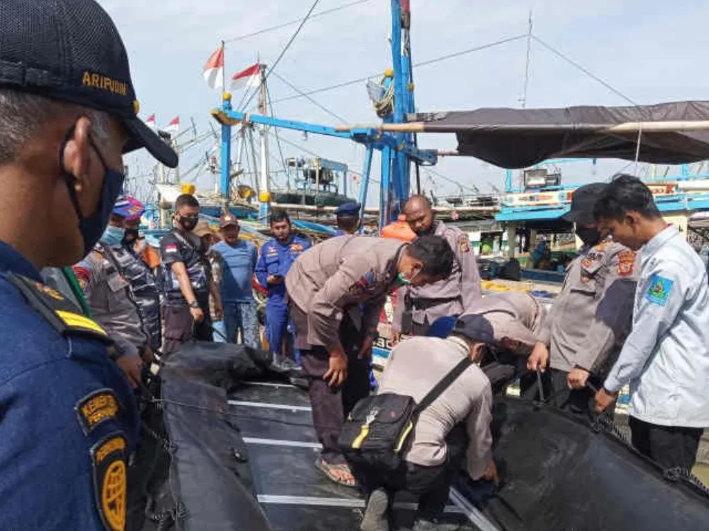 Tim SAR gabungan, di Kabupaten Indramayu, Minggu (4/4/2021) saat mempersiapkan perahu karet untuk mengevakuasi ABK yang masih hilang. (ANTARA/Khaerul Izan)