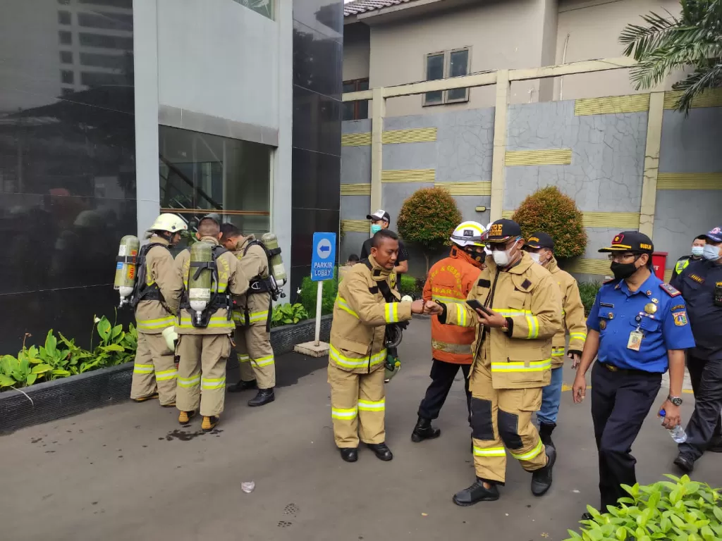 Petugas di lokasi kebakaran di Apartemen Taman Sari, Jaksel. (Istimewa)