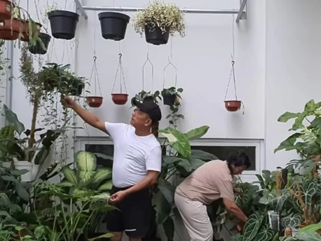 KSP Moeldoko dan istrinya sedang memelihara tanaman. (photo/Instagram/@dr_moeldoko)