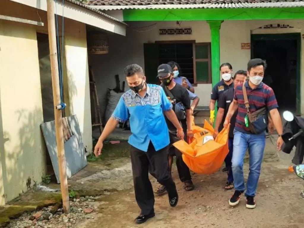 Petugas mengevakuasi jenazah terapis yang meninggal dunia di Kediri, Jawa Timur, karena tersengat aliran listrik (Antaranews)