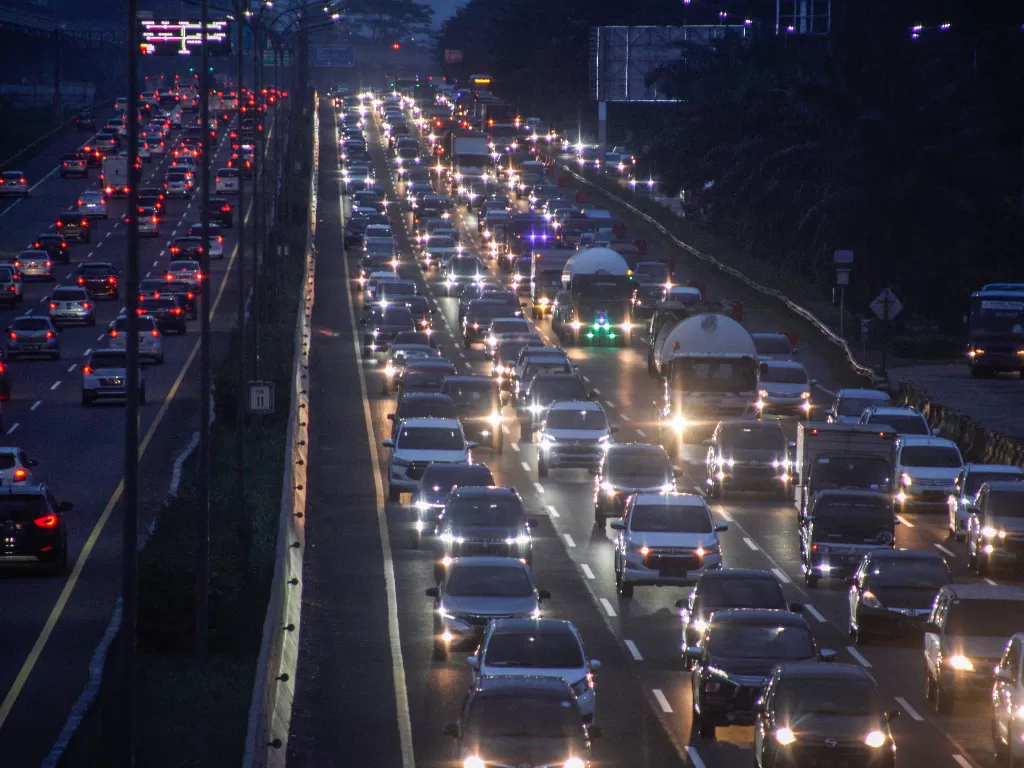 Sejumlah kendaraan memadati ruas jalan Tol Jagorawi, Cibubur, Jakarta Timur, Kamis (1/4/2021). (ANTARA/Yulius Satria Wijaya)